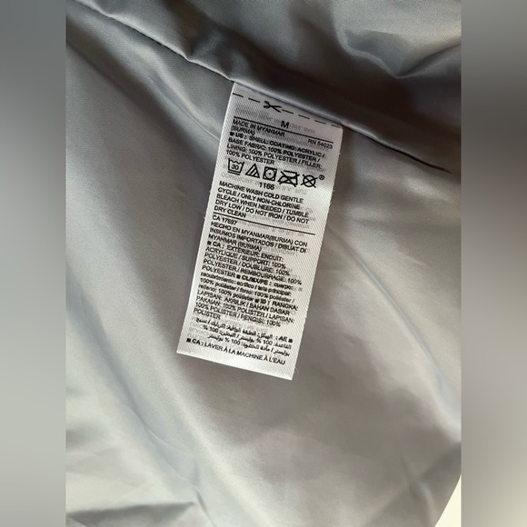 Old navy women’s size medium grey puffer vest - Picture 6 of 6